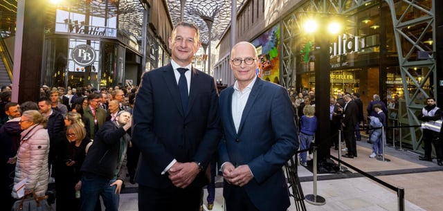 Jean-Marie Trident, CEO Uniball-Rodamco-Westfield und Hamburgs Erster Bürgermeister Peter Tschentscher (v.l.n.r.) bei der Eröffnung des Westfield Hamburg Überseequartiers