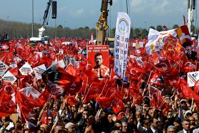 Un rassemblement pour protester contre l’arrestation du maire d’Istanbul, Ekrem Imamoglu, dans le cadre d’une enquête pour corruption, à Istanbul, le 29 mars 2025.