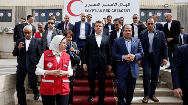 Emmanuel Macron a visité, mardi, à el-Arish, au côté du président égyptien, Abdel Fattah al-Sisi, les entrepôts du Croissant rouge, où est stockée l’aide humanitaire destinée à Gaza.