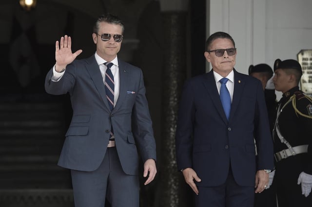 Le secrétaire à la Défense des Etats-Unis, Pete Hegseth, avec le ministre panaméen de la Sécurité, Frank Abrego, à Panama, le mardi 8 avril 2025.