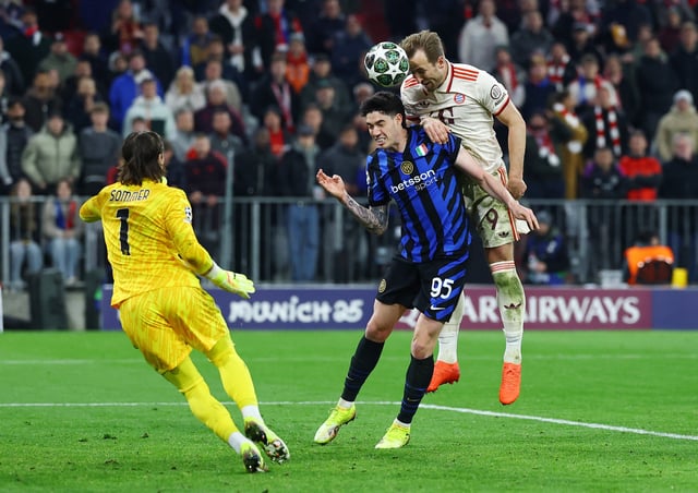 Soccer Football - Champions League - Quarter Final - First Leg - Bayern Munich v Inter Milan - Allianz Arena, Munich, Germany - April 8, 2025 Bayern Munich's Harry Kane in action with Inter Milan's Alessandro Bastoni and Yann Sommer REUTERS/Kai Pfaffenbach