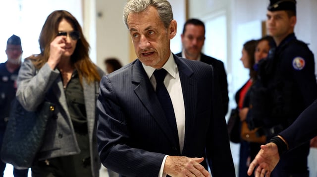L’ancien président français Nicolas Sarkozy arrive avec son épouse Carla Bruni-Sarkozy pour le dernier jour de son procès avec douze autres accusés au palais de justice de Paris, le 8 avril.
