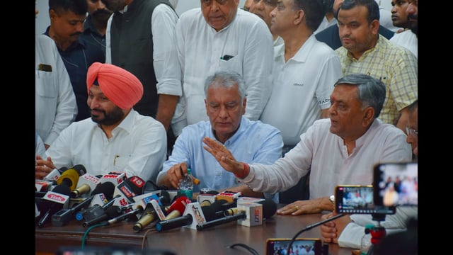 (From left) Union minister of state for railways Ravneet Bittu, Punjab BJP chief Sunil Jakhar and party leader Manoranjan Kalia addressing media in Jalandhar on Tuesday. (HT)