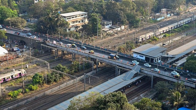 Mumbai, India. Jan 30, 2025: The Mumbai Metropolitan Region Development Authority (MMRDA) will close the Prabhadevi Railway Over Bridge for motorists in February to construct the Worli-Sewree MTHL connector and redevelop the bridge. Mumbai, India. Jan 30, 2025. (Photo by Raju Shinde/HT Photo) (Hindustan Times)