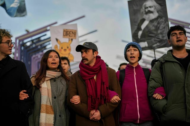 Student:innen protestieren nach der Festnahme des Istanbuler Bürgermeisters