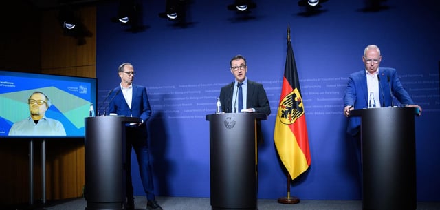 Stellten die Studie vor: Minister Cem Özdemir (Mitte), links neben ihm der Verfasser der Studie, Andreas Zick, rechts Georg Krausch, Vizepräsident der Hochschulrektorenkonferenz. Zugeschaltet war Thomas Hinz (ganz links)