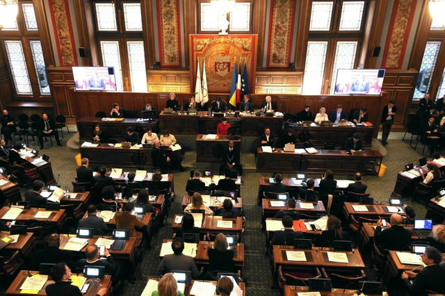 Le Conseil de Paris et ses 163 conseillers élisent le maire de Paris.
