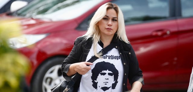 Zum Prozessauftakt erschien Maradona Ex-Frau mit dem Konterfei des Toten auf ihrem T-Shirt