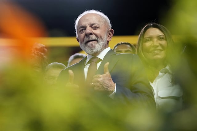 Brazil's President Luiz Inacio Lula da Silva flashes a thumbs up and winks, accompanied by first lady Rosangela da Silva during a presentation of the federal government's achievements of the past two years, in Brasilia, Brazil, Thursday, April 3, 2025. (AP Photo/Eraldo Peres)