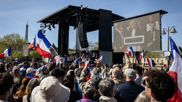 Dimanche 6 avril, à Paris, Marine Le Pen et ses soutiens ont renouvelé, dans un meeting, leur charge contre la justice qui a condamné la candidate à la présidentielle à 5 ans d’inéligibilité.