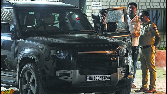 Mumbai, India. Apr 09, 2025: Forensic experts collect the evidence from car. Two bikers opened fire on the builder near Dimond Garden in the Chembur area of Mumbai. Mumbai, India. Apr 09, 2025. (Photo by Raju Shinde/HT Photo) (Hindustan Times)