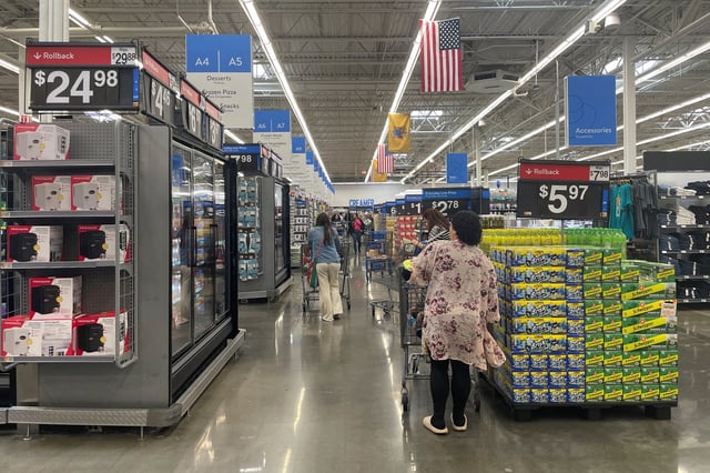 Shoppers browse a Walmart Supercenter a day after U.S. President Donald Trump announced new tariffs, in Secaucus, New Jersey, U.S. April 3, 2025. REUTERS/Siddharth Cavale/File photo