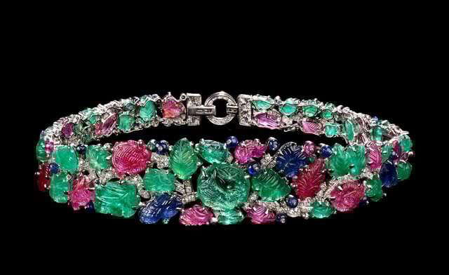 Mountbatten Bandeau in Tutti Frutti style, English Art Works for Cartier London, 1928. Emeralds, rubies, sapphires, diamonds and platinum © Victoria and Albert Museum, London 					 				 			 		 	 