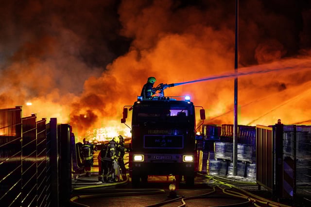 300 Einsatzkräfte kämpfen gegen die Flammen