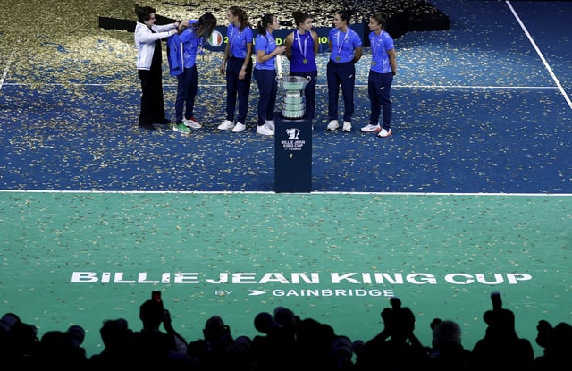 Tennis - Billie Jean King Cup Finals - Final - Italy v Slovakia - Palacio de Deportes Jose Maria Martin Carpena Arena, Malaga, Spain - November 20, 2024 Italy captain Tathiana Garbin, Lucia Bronzetti, Jasmine Paolini, Camila Giorgi, Martina Trevisan and Elisabetta Cocciaretto pose with Billie Jean King and the trophy after winning the Billie Jean King Cup REUTERS/Juan Medina/File Photo