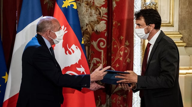 Gérard Collomb et Grégory Doucet en 2020 lors de la passation de pouvoir à la mairie de Lyon.