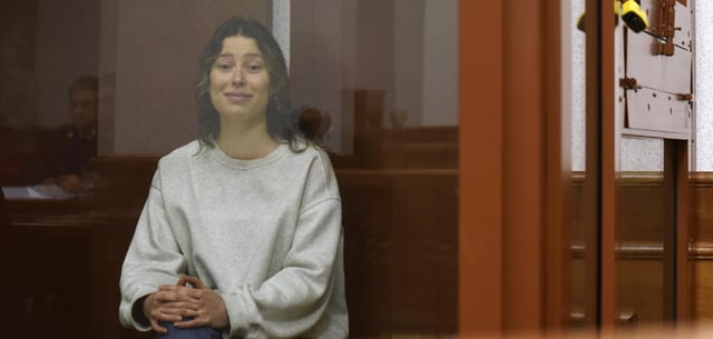 Die amerikanisch-russische Doppelstaatlerin Xenia Karelina sitzt in einem Glaskäfig in einem russischen Gerichtssaal