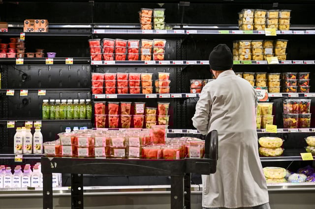 Economists expected that inflation would slow to 2.6% annually, as measured by the Consumer Price Index.