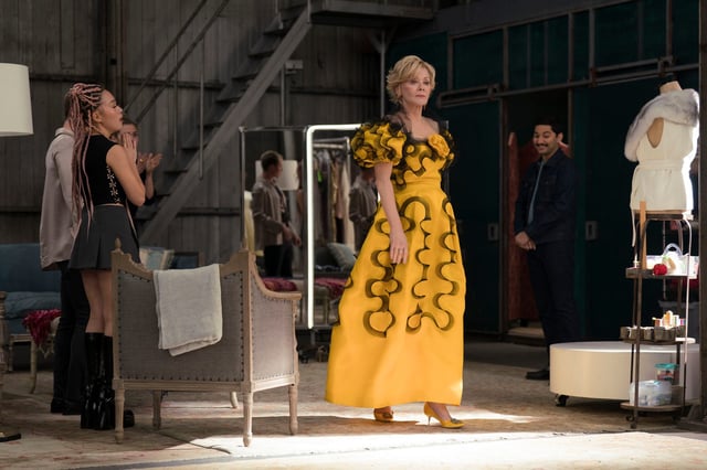 Comedian Deborah Vance (Jean Smart) in a dress that writer Ava Daniels (Hannah Einbinder) felt gave Big Bird energy.
