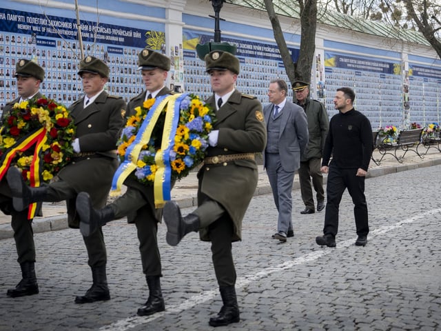 In this photo provided by the Ukrainian Presidential Press Office, Ukrainian President Volodymyr Zelenskyy , center right, and Belgium's Prime Minister Bart de Wever, center left, attend a flower laying ceremony at the Memory Wall of Fallen Defenders of Ukraine in Kyiv, Ukraine, Tuesday, April 8, 2025. (Ukrainian Presidential Press Office via AP)