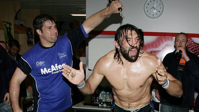 Chabal celebrates victory with Sale in the 2006 Guinness Premiership final at Twickenham