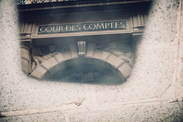 Devant l’entrée de la Cour des comptes à Paris, le 15 juillet 2024.