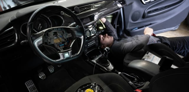 Un mécanicien remplace l'airbag d'une voiture dans un garage de Mulhouse, dans le Bas-Rhin, le 19 février 2025