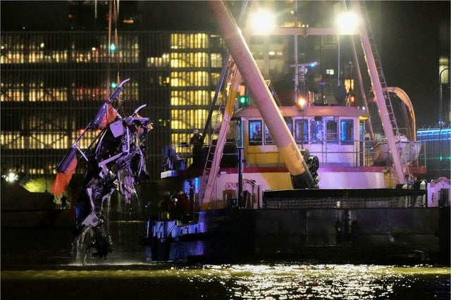 Les restes de l'hélicoptère ont été repêchés cette nuit dans l'Hudson River.
