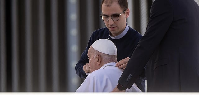 Papst Franziskus sitzt im Rollstuhl und muss medizinisch versorgt werden