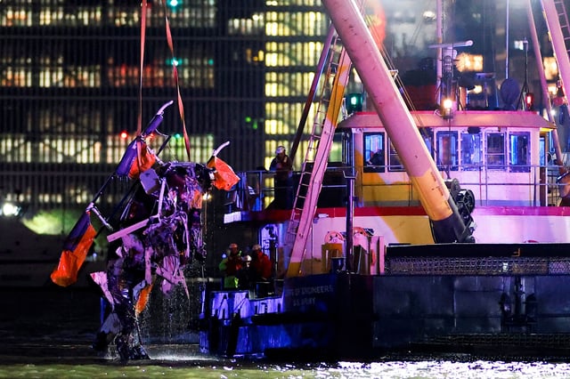 Emergency personnel work at the scene of a helicopter crash on the Hudson River near lower Manhattan in New York, as seen from Newport, New Jersey U.S., April 10, 2025.  REUTERS/Eduardo Munoz