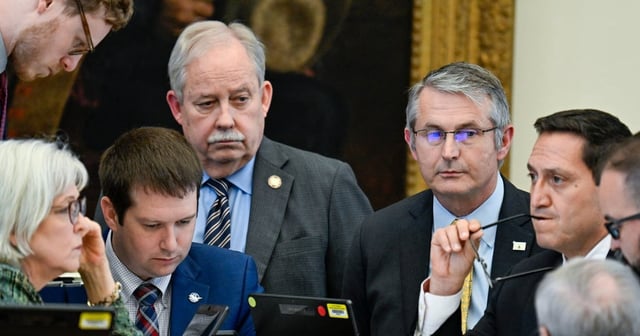House Parliamentarian Sharon Carter, left,  listens as state Reps: Cody Vasut, Richard Hayes, Tom Oliverson and Trey Martinez Fischer, negotiate in the Texas House on April 10, 2025.