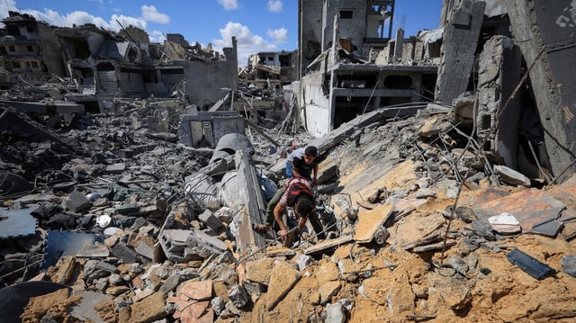 Les Palestiniens recherchent des victimes piégées sous les décombres, sur le site d’une frappe aérienne israélienne qui a touché une maison la veille à Shejaia, à Gaza, le 10 avril 2025.