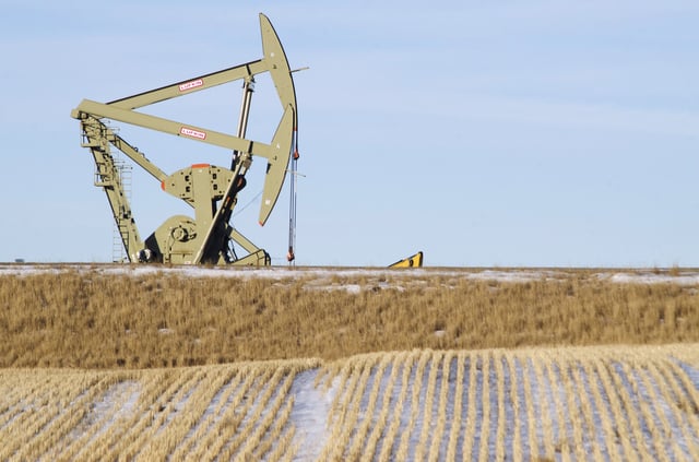 An oil pumpjack operates near Williston, North Dakota January 23, 2015.  REUTERS/Andrew Cullen/ File Photo