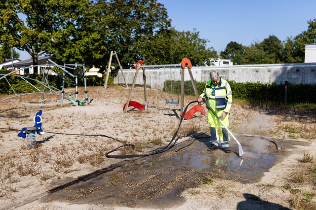 Mitarbeiter der Stadt Kehl versuchen mit heißem Wasser, einen Ameisenbau unter einem Spielplatz zu zerstören