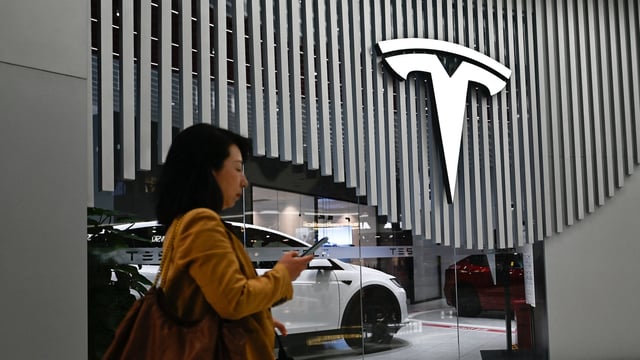 Tesla has stopped taking orders for the Model S sedan and Model X utility vehicles in China