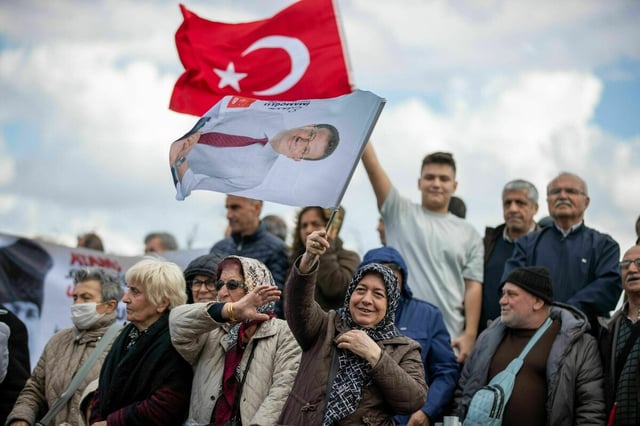 Vor dem Silivri-Gefängnis: De­mons­tran­t*in­nen schwenken türkische Fahnen und halten Porträts von Imamoğlu in die Höhe