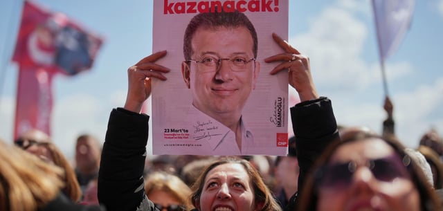 Unterstützer skandieren Slogans und halten Bilder des Istanbuler Bürgermeisters Imamoglu in die Höhe, während sie sich vor dem Silivri-Gefängnis versammeln
