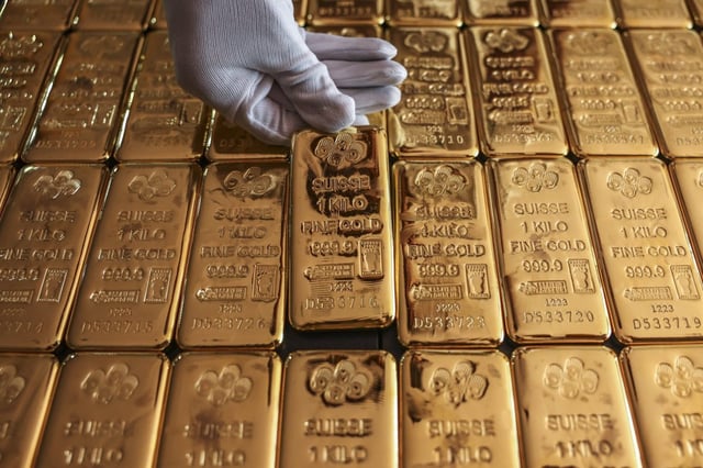 The value of gold has hit a record high as investors look for a safe place for their money (Photo Chalinee Thirasupa/Getty)