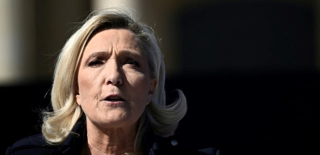 Marine Le Pen (ici à Paris le 6 avril 2025), 12 autres personnnes et le Rassemblement national ont fait appel de leur condamnation pour détournement de fonds publics et seront rejugés au premier semestre 2026