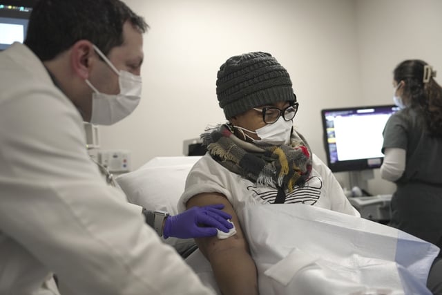 FILKE - Towana Looney, a pig kidney transplant recipient, gets a morning check-up with Dr. Jeffrey Stern at NYU Langone Health in New York, Friday, Jan. 24, 2025. (AP Photo/Shelby Lum, File)