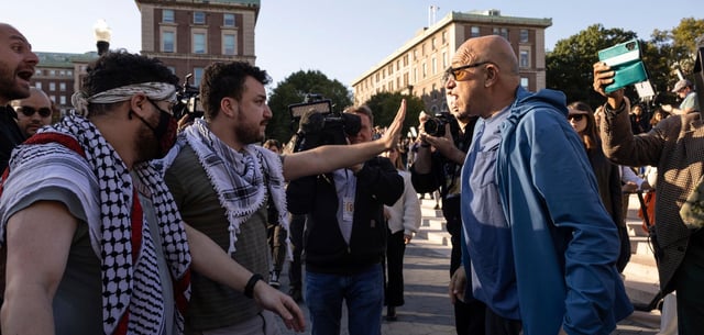 Der pro-palästinensische Demonstrant Machmud Chalil (2.v.l), an der Columbia University in New York. Nun soll er abgeschoben werden