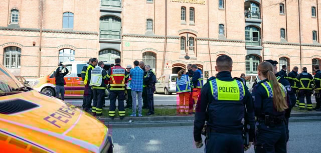 Einsatzkräfte von Feuerwehr und Polizei vor dem Ausstellungsgebäude