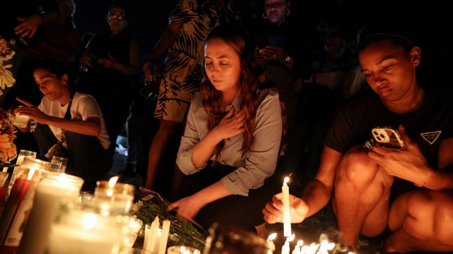 Une veillée rassemblant des dizaines de personnes a été improvisée dans la soirée de vendredi près de la boîte de nuit.