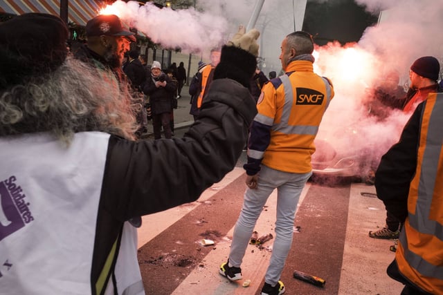 Des cheminots en manifestation à Paris, le 12 décembre.