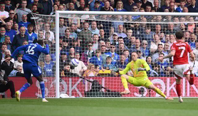 Soccer Football - Premier League - Nottingham Forest v Everton - The City Ground, Nottingham, Britain - April 12, 2025 Everton's Abdoulaye Doucoure scores their first goal past Nottingham Forest's Matz Sels REUTERS/Jaimi Joy EDITORIAL USE ONLY. NO USE WITH UNAUTHORIZED AUDIO, VIDEO, DATA, FIXTURE LISTS, CLUB/LEAGUE LOGOS OR 'LIVE' SERVICES. ONLINE IN-MATCH USE LIMITED TO 120 IMAGES, NO VIDEO EMULATION. NO USE IN BETTING, GAMES OR SINGLE CLUB/LEAGUE/PLAYER PUBLICATIONS. PLEASE CONTACT YOUR ACCOUNT REPRESENTATIVE FOR FURTHER DETAILS..