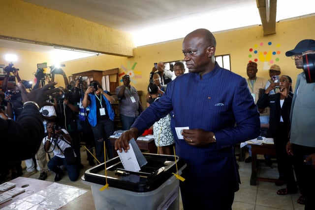Le candidat à la présidence Brice Clotaire Oligui Nguema vote dans un bureau de vote à l’intérieur d’une école, à Libreville.
