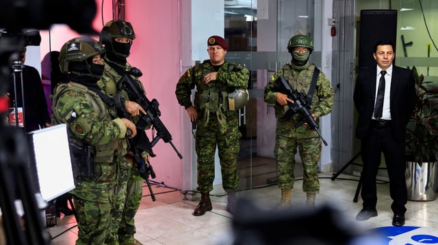 Des militaires montent la garde avant un débat présidentiel télévisé, à Quito le 23 mars 2025.