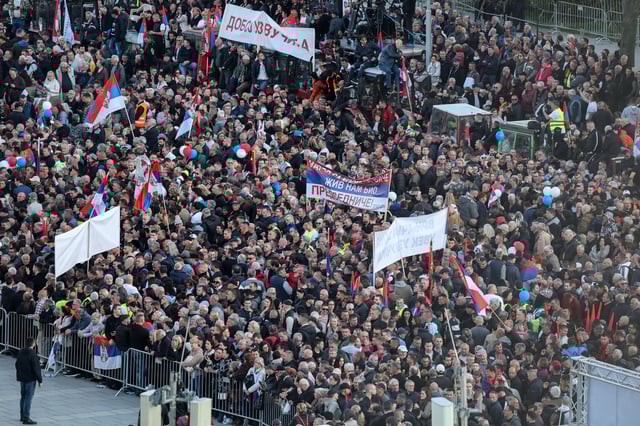 Supporters of the Serbian Progressive Party (SNS) attend a pro-government rally backing President Aleksandar Vucic’s policies and opposing months of student-led protests, in Belgrade, Serbia, April 12, 2025. REUTERS/Djordje Kojadinovic
