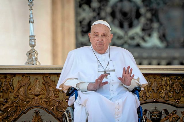 Toujours en convalescence, le pape François a fait une nouvelle apparition surprise ce samedi 12 avril.
