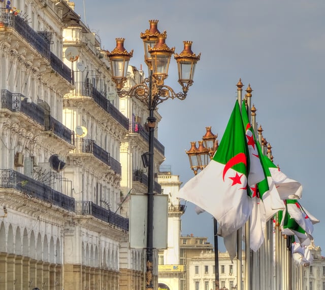 Photo d’illustration de la ville d’Alger où flottent des drapeaux algériens.